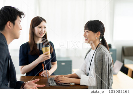 ミーティングをする男女 105083162