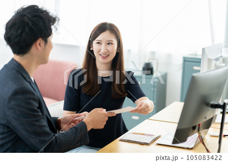 書類を受け渡しする会社員の女性 書類を受け渡しする会社員の女性 105083422