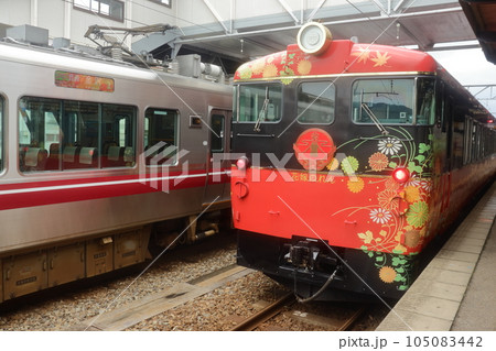 金沢駅を出発する観光特急 花嫁のれん号とIRいしかわ鉄道 普通電車 金沢駅を出発する観光特急 花嫁のれん号とIRいしかわ鉄道 普通電車 105083442
