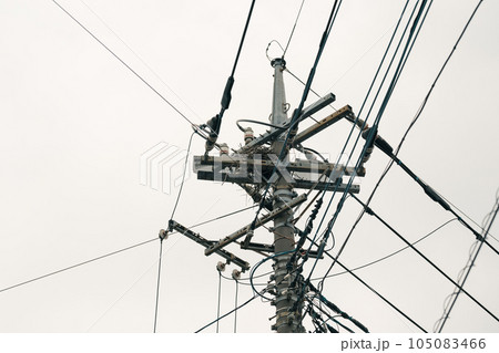 電柱にカラス営巣 105083466