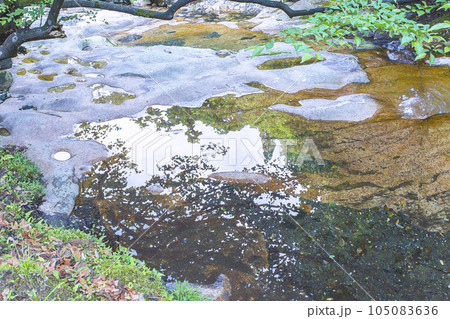 水の流れで削られた岩のある風景 鳥取県 赤波川おう穴群 水彩画のイラスト素材 [105083636] - PIXTA