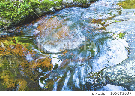 水の流れで削られた岩のある風景 鳥取県 赤波川おう穴群 水彩画 105083637