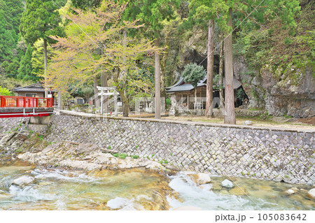 【不動院岩屋堂】 鳥取県八頭郡若桜町岩屋堂 105083642
