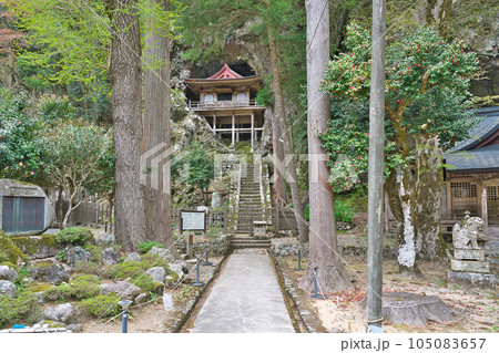 【不動院岩屋堂】 鳥取県八頭郡若桜町岩屋堂 105083657