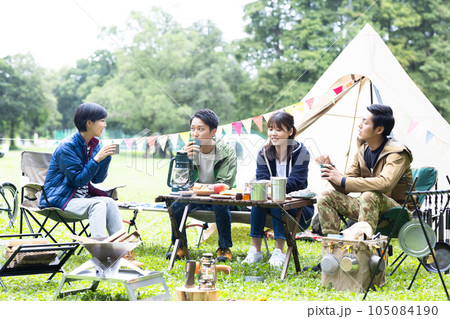 キャンプを楽しむ若い男女 105084190