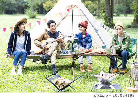 キャンプを楽しむ若い男女 105084198