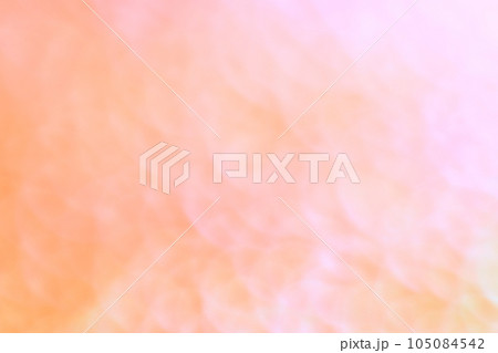 オレンジ色系背景　玉ボケ・丸ボケ　グラデーション 105084542