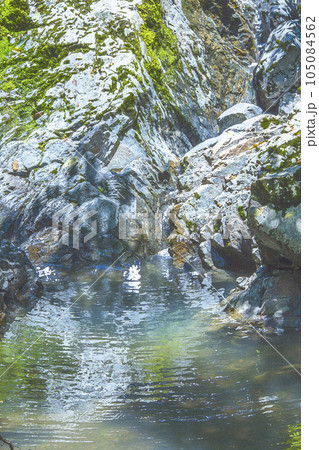 水の流れで削られた岩のある風景 鳥取県 赤波川おう穴群 水彩画 水の流れで削られた岩のある風景 鳥取県 赤波川おう穴群 水彩画 105084562