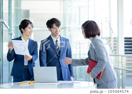 ビジネス　ミーティングをする男女 105084574