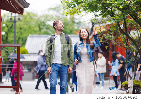 観光を楽しむカップル 105084893