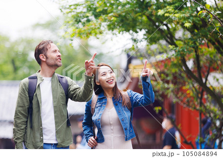 観光を楽しむカップル 105084894