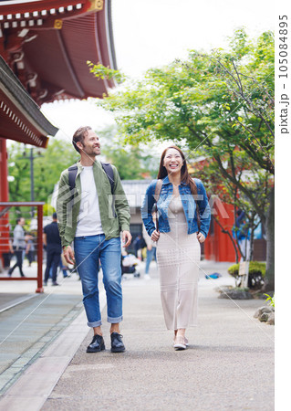 観光を楽しむカップル 105084895