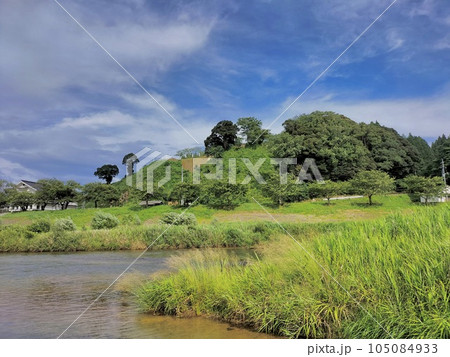 山城日本一の月山富田城下を流れる夏の富田川 105084933