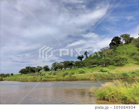 山城日本一の月山富田城下を流れる夏の富田川 山城日本一の月山富田城下を流れる夏の富田川 105084934