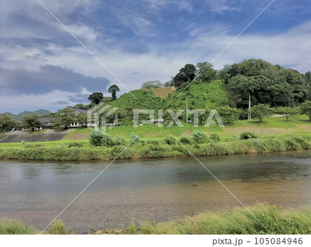 山城日本一の月山富田城下を流れる夏の富田川 山城日本一の月山富田城下を流れる夏の富田川 105084946
