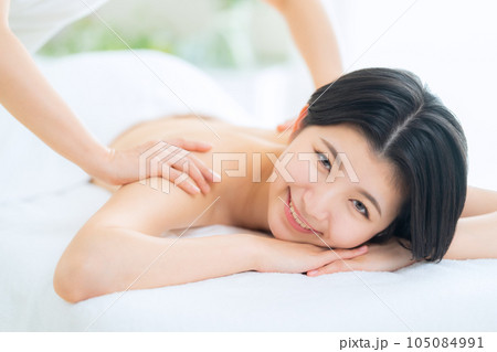 エステを受ける若い女性 エステを受ける若い女性 105084991