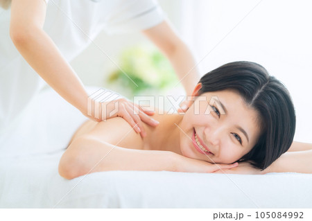 エステを受ける若い女性 105084992