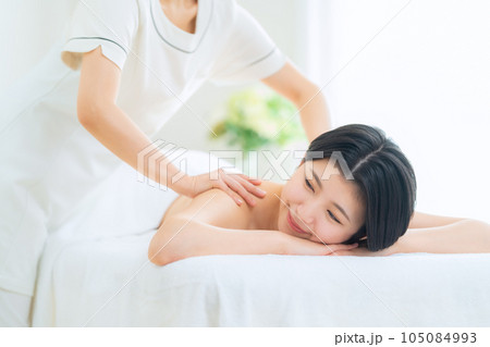 エステを受ける若い女性 エステを受ける若い女性 105084993