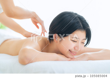 エステを受ける若い女性 エステを受ける若い女性 105085004