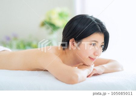 エステを受ける若い女性 エステを受ける若い女性 105085011