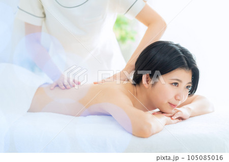 エステを受ける若い女性 エステを受ける若い女性 105085016