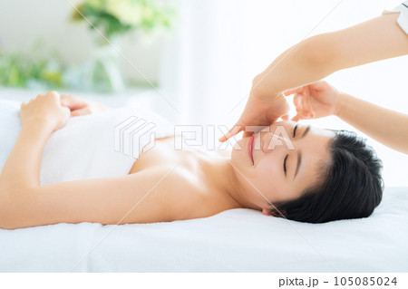 エステサロンでエステを施術してもう若い女性 105085024