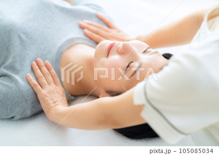 整骨院で整体を施術してもらう若い女性 105085034