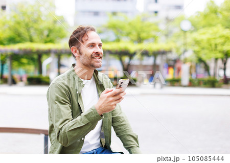 観光を楽しむ男性 105085444