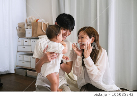 赤ちゃんと一緒に遊ぶお母さんとお父さん 105085542