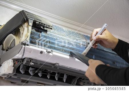 汚れたエアコンのフィルター掃除 105085585