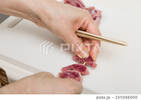 【焼き鳥砂肝の串打ちをする主婦】 【焼き鳥砂肝の串打ちをする主婦】 105086000