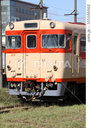 【縦構図】キハ56系気動車211　JR北海道五稜郭車両センター公開日に撮影 105086068