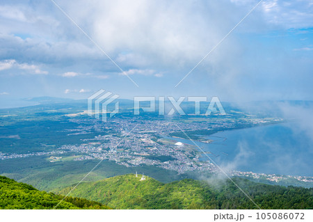 釜臥山展望台から大湊湾むつ市を望む 釜臥山展望台から大湊湾むつ市を望む 105086072