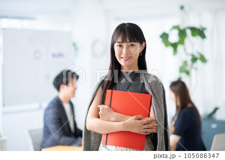 オフィスでファイルを持つ女性 オフィスでファイルを持つ女性 105086347