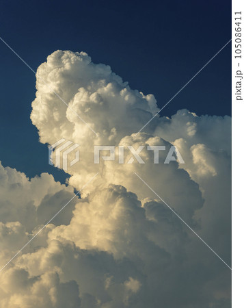 夕暮れの空に立ち昇る積乱雲 105086411