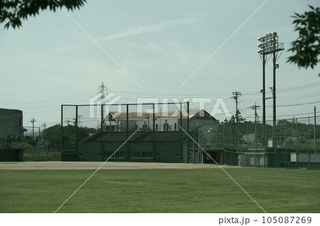 懐かしいレトロな野球場とスタンド 105087269