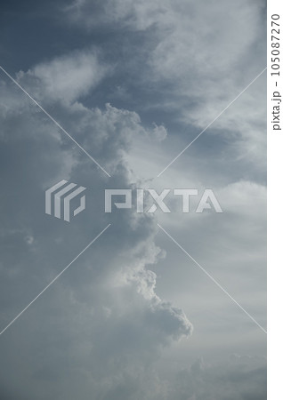 夏の日の雲 縦向き 夏の日の雲 縦向き 105087270