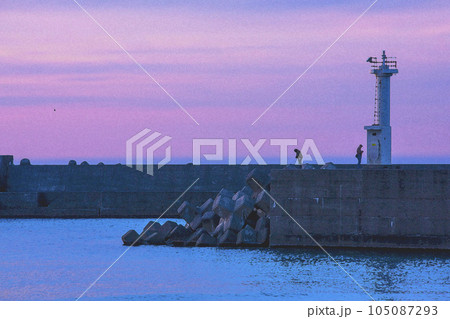 夕暮れ時の防波堤 鳥取県 岩戸海岸 水彩画 夕暮れ時の防波堤 鳥取県 岩戸海岸 水彩画 105087293