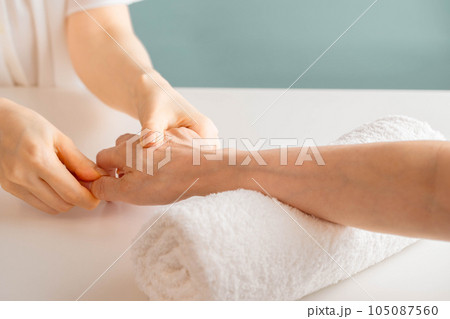 ハンドマッサージをする女性 105087560