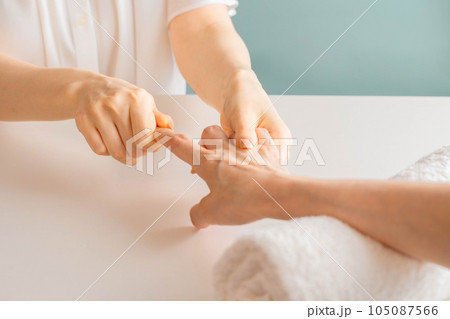 ハンドマッサージをする女性 105087566