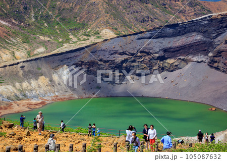 春の宮城蔵王のお釜付近の風景 105087632