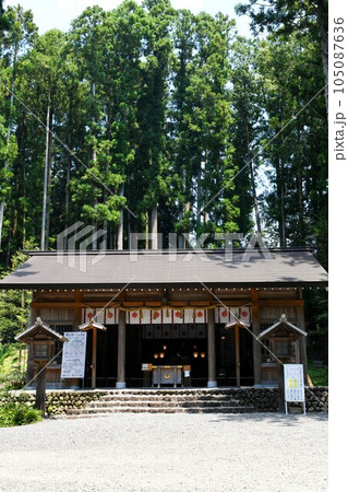 【浜松市「秋葉山本宮秋葉神社」下社の拝殿(上社の遥斎殿)】 105087636