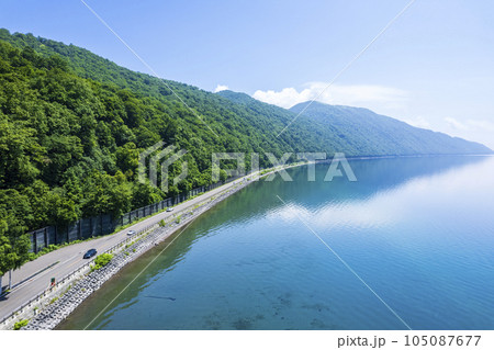 夏の支笏湖を空撮（ドライブイメージ） 105087677