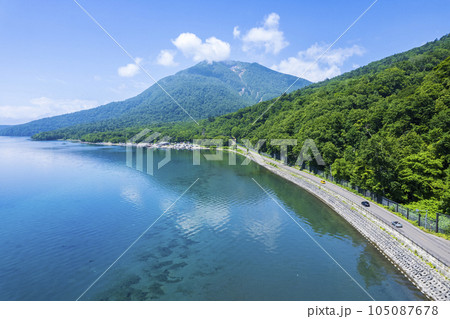 夏の支笏湖を空撮（ドライブイメージ） 105087678