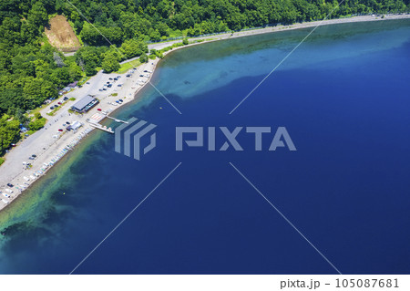 夏の支笏湖を空撮(ポロピナイ 支笏湖ブルー) 夏の支笏湖を空撮(ポロピナイ 支笏湖ブルー) 105087681