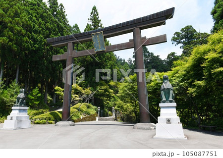【浜松市「秋葉山本宮秋葉神社」上社の大鳥居】 105087751