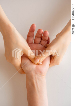 ハンドマッサージをする女性 ハンドマッサージをする女性 105087753