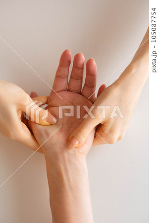 ハンドマッサージをする女性 ハンドマッサージをする女性 105087754