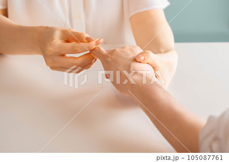 ハンドマッサージをする女性 105087761