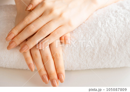 エステティシャンの女性の手元 105087809
